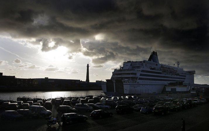 IJMUIDEN – Voor het noorden en delen van het midden van Nederland ging gistermiddag de herfstvakantie van start. Bij de Ferry in IJmuiden naar Newcastle in Engeland stonden in verband daarmee langere rijen dan gebruikelijk. Een dreigende onweerswolk brach