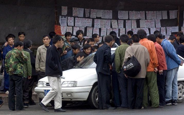 PEKING - Chinese werklozen op zoek naar werk. China pompt 4 biljoen yuan (458 miljard euro) in zijn eigen economie om de vraag te stimuleren. Het Chinese kabinet heeft goedkeuring gegeven voor het grootschalige investeringspakket, aldus het Chinese staats