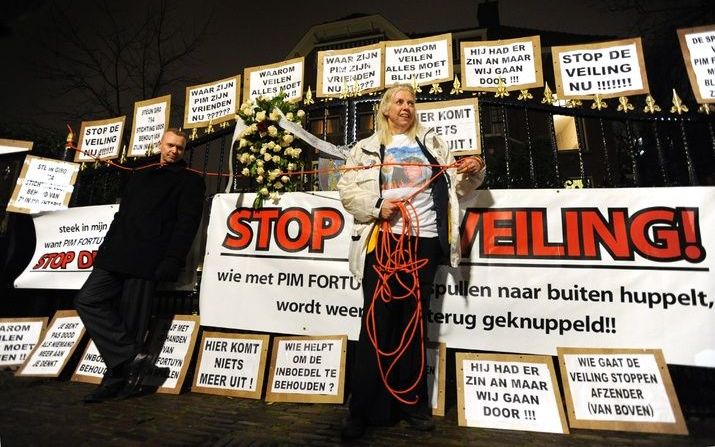 Een kleine 25 aanhangers van Pim Fortuyn hebben donderdagavond gedemonstreerd voor de woning van de in 2002 vermoorde politicus. Foto ANP