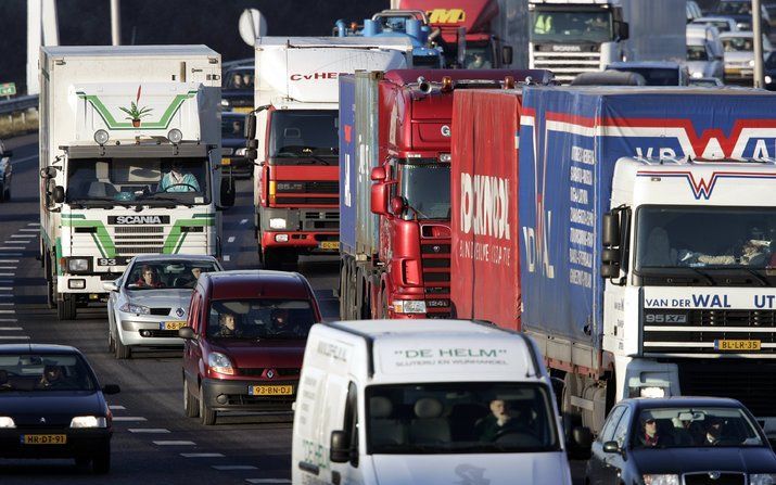 STRAATSBURG – Transporteurs blijven beperkt in de mogelijkheid om binnenlands vrachtvervoer te verrichten in andere EU–landen. Volgens een regeling waarmee het Europees Parlement donderdag definitief heeft ingestemd, mogen hooguit drie van dergelijke ritt