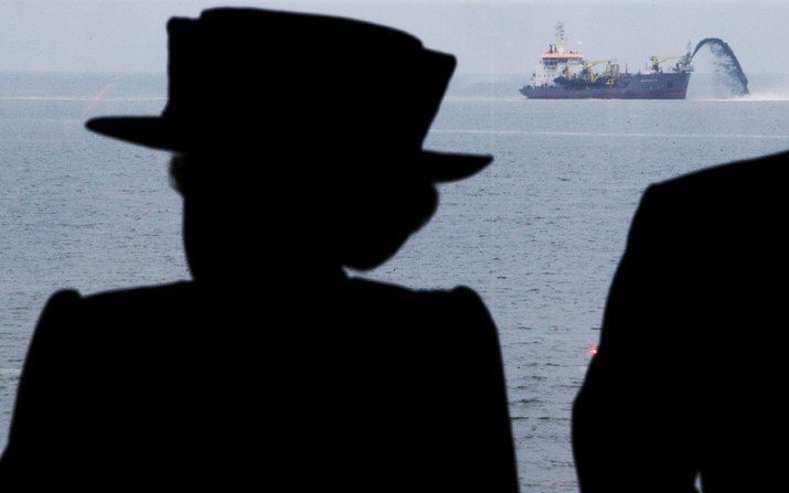 ROTTERDAM – Koningin Beatrix heeft dinsdagmiddag in informatiecentrum FutureLand in Rotterdam de toekomstige havens op Maasvlakte 2 de namen gegeven van haar kleindochters Amalia, Alexia en Ariane. De drie zijn de kinderen van Willem–Alexander en Maxima. 