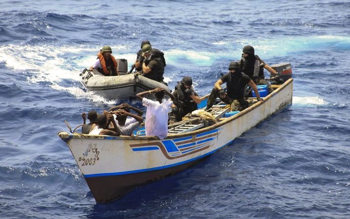 In Den Haag praten woensdag internationale professoren en specialisten over Somalië en oplossingen voor de piraterij in de Indische Oceaan. Foto: piraten voor de kust van Somalië. Foto EPA