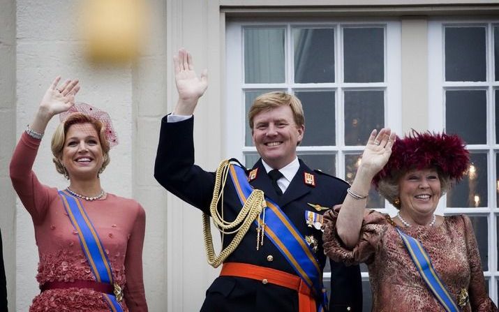 Prinses Máxima, prins Willem-Alexander en koningin Beatrix zwaaien vanaf het balkon van paleis Noordeinde. Foto ANP