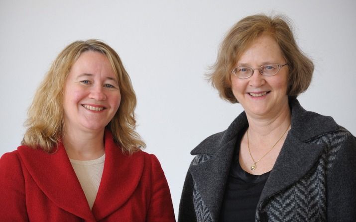 Elisabeth H. Blackburn (R) en Carol Greider (L), ontvangen dit jaar de Nobelprijs voor Geneeskunde. Foto EPA