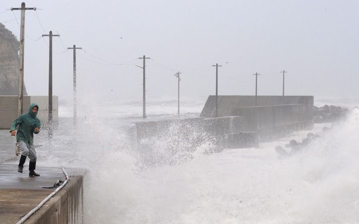 TOKIO – Tyfoon Melor is met zware regenval over Japan getrokken en heeft zeker twee mensen het leven gekost. Ruim zestig mensen raakten gewond, meldden Japanse media. Circa 2500 mensen moesten hun huis verlaten. Foto EPA