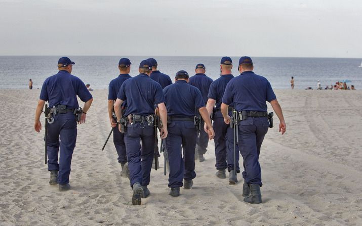 Onderzoek op het strand van Hoek van Holland. Foto ANP