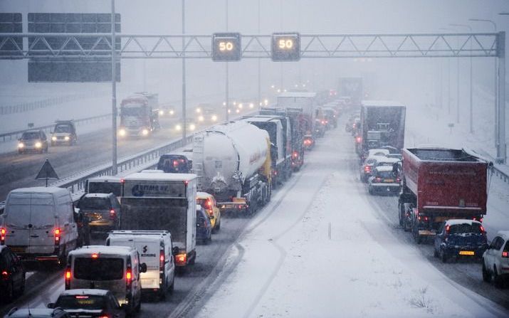 De A2 bij Maastricht, nu wat minder druk dankzij de werkzaamheden. Tot zeker donderdagochtend is de snelweg afgesloten voor verkeer. Foto ANP