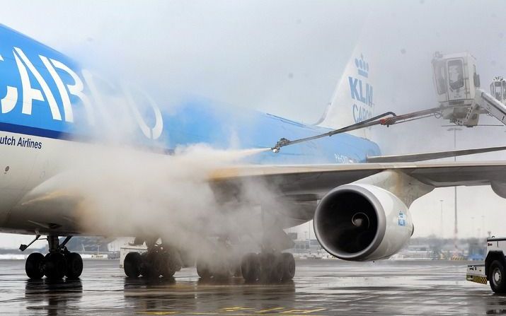 SCHIPHOL – Een vrachtvliegtuig van KLM wordt op Schiphol ontdaan van sneeuw- en ijsresten. Het zijn drukke tijden voor de de-icingafdeling van de luchtvaartmaatschappij. In totaal staan 200 medewerkers en 21 spuitvoertuigen paraat om vliegtuigen ijsvrij d