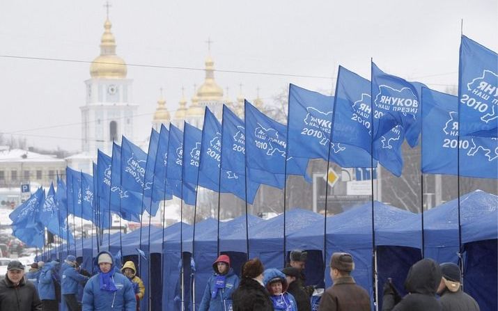 KIEV – Aanhangers van de Oekraïense presidentskandidaat Viktor Janoekovitsj hadden zich vrijdag bij een stel campagnetenten verzameld op het Sophiaplein in de hoofdstad Kiev. Zondag gaan de Oekraïeners naar de stembus om een nieuw staatshoofd te kiezen. F