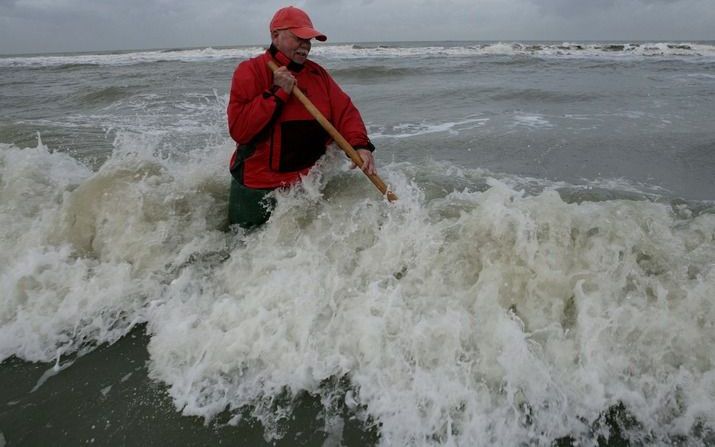 DOMBURG – Strandvisser Wim Vreeke probeert langs de Domburgse kust een maaltje garnalen te vangen met zijn duwkor, een zelfgebreid garnalennet. Vreeke is de laatste Zeeuwse strandvisser die het breien en boeten van de netten nog beheerst. - Foto VidiPhoto