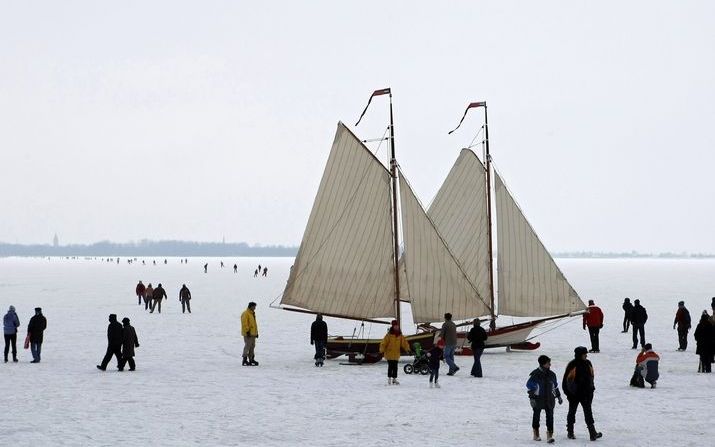 MONNICKENDAM – Ondanks waarschuwingen zijn zondag opnieuw mensen het gevaarlijke ijs op de Gouwzee opgegaan. Daarbij raakten dit weekend zeker twaalf mensen gewond. Foto ANP