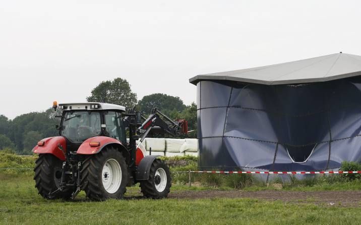 MAKKINGA. Op 19 juni vorig jaar kwamen drie mannen om in een mestsilo in het Friese Makkinga. Een vierde overleefde ternauwernood. Drie van de vier mannen wilden de eerste helpen, toen die in problemen was gekomen. De vader van de veehouder probeerde teve