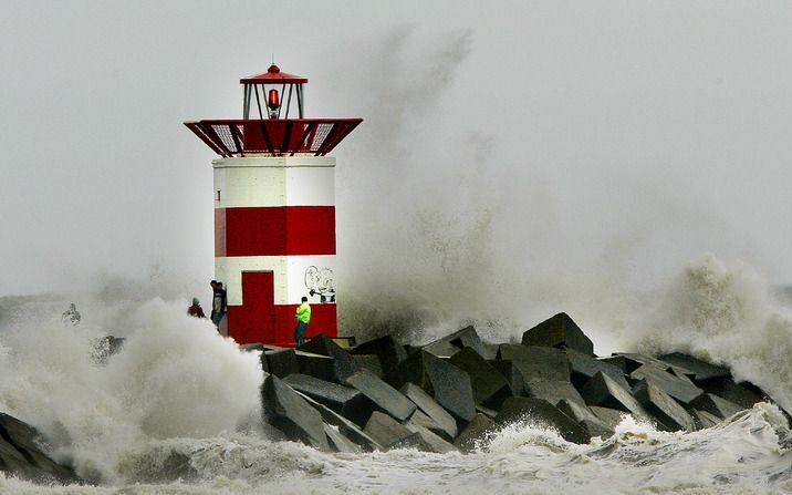 DE BILT (ANP) – Nederland moet woensdag rekening houden met woest weer. Volgens het Koninklijk Nederlands Meteorologisch Instituut (KNMI) heerst in de loop van de ochtend en in de middag langs de hele kust een westerstorm, met windkracht 9. Foto ANP