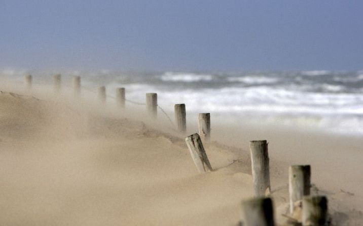 DEN HELDER (ANP) – De Kustwacht heeft de handen vol aan de harde wind. Dinsdag en woensdagochtend vroeg raakten drie schepen stuurloos op de Noordzee. Dat liet een woordvoerder van de Kustwacht weten.