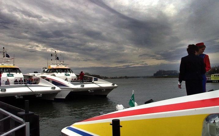 ROTTERDAM - Rotterdam krijgt een stadsferry in 2010. Op de foto een ferry van een al bestaand vervoerstraject tussen Rotterdam en Dordrecht. Foto ANP