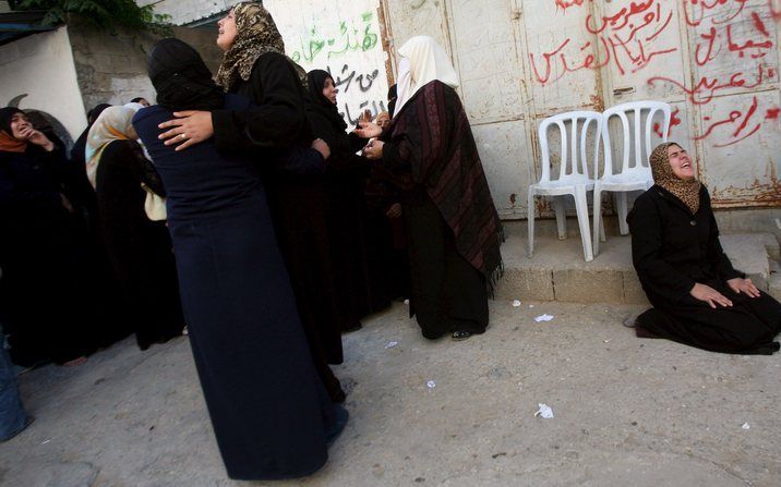 Palestijnen rouwen bij de begrafenis van mensen die omkwamen bij de aanval op de VN-school. Foto EPA