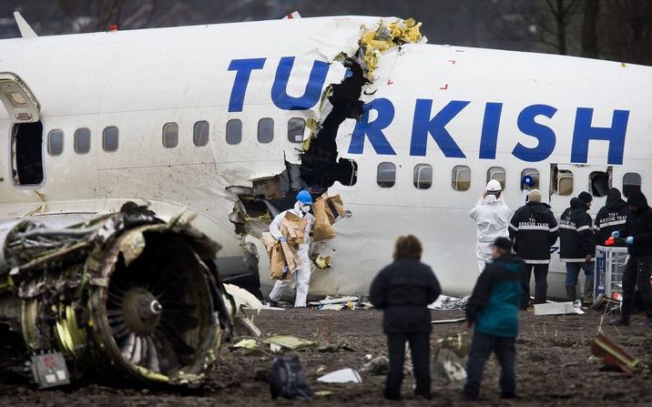 SCHIPHOL - Onderzoekers in witte pakken lopen donderdag rond het Turkse vliegtuig dat woensdag verongelukte. Het onderzoek naar de oorzaak van het vliegtuigongeluk met de Boeing 737-800 van Turkish Airlines bij de Polderbaan op Schiphol is in volle gang g