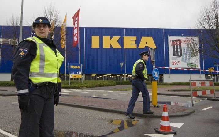 AMSTERDAM - Agenten zetten de toegangsweg naar IKEA af. Het filiaal van IKEA en enkele winkels aan de Arenaboulevard in Amsterdam-Zuidoost werden donderdag ontruimd wegens bedreiging met explosieven. Foto ANP