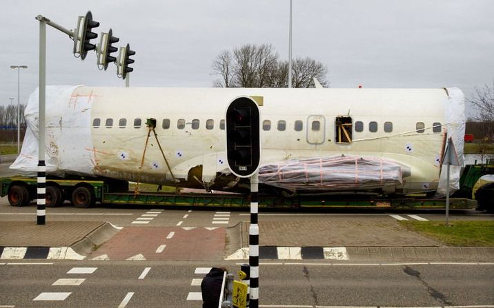 Gisteren werden de brokstukken van de neergestorte Boeing met acht vrachtwagens vervoerd, voor een deel over de snelweg A9. foto ANP