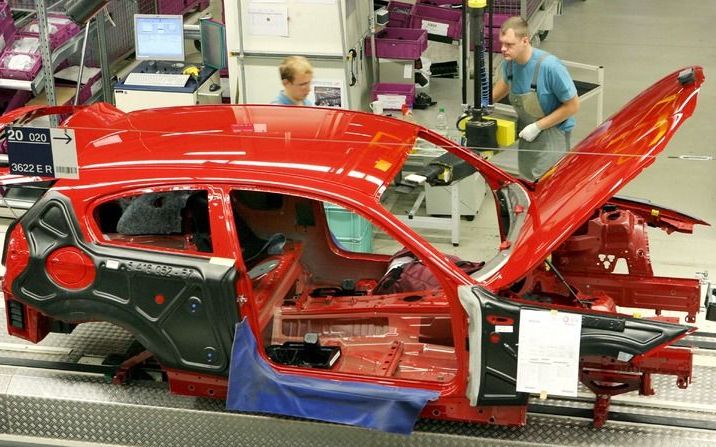 LEIPZIG – Het lijkt weer wat beter te gaan met de Duitse fabrikant van luxe auto’s BMW. Het concern gaat de productie in zijn fabriek in Leipzig, waar het model 1–serie wordt geproduceerd, opvoeren. Dat heeft BMW donderdag bekendgemaakt. Foto EPA