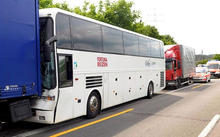 LIMBURG – Door een busongeluk bij de Duitse plaats Limburg zijn woensdagmiddag ruim twintig Nederlandse gepensioneerden lichtgewond geraakt. Het ongeval vond plaats op de snelweg tussen Keulen en Frankfurt. Dit meldde het Duitse persbureau DPA. Foto EPA