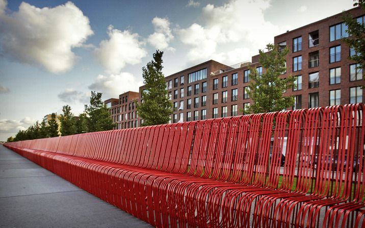 AMSTERDAM - Ontwerpbureau Droog Design heeft in oktober 2008 in opdracht van het Ministerie van Buitenlandse Zaken een 100 meter lange bank ontworpen. Het rode kunstobject staat aan de waterkant van het Amsterdamse stadsdeel IJburg en heet 'Space to take 