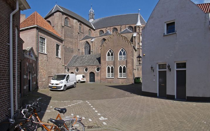 HARDERWIJK – In Harderwijk had gisteren de eerste bijeenkomst plaats van de missionaire reeks ”De kerk naar buiten” van de Protestantse Kerk. De foto toont de Grote Kerk in Harderwijk. Foto Wouter Hagens