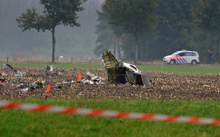 WEERT - In een weiland bij Weert is een vliegtuigje neergestort. Na de crash vloog het toestel in brand. Foto ANP