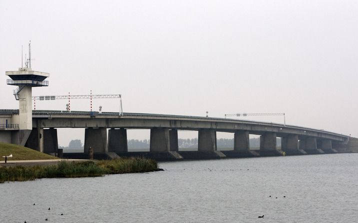 LELYSTAD ) – De Ketelbrug in de A6 gaat tot en met de eerste week van januari nog viermaal open. Het gaat om de zondagen 8 en 22 november, 20 december en 3 januari. Dat liet Rijkswaterstaat dinsdag weten. Foto ANP