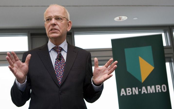 DEN HAAG – De top van ABN AMRO gaat een stuk minder verdienen. Minister Bos van Financiën verlaagt de beloningen van bestuurders met circa 65 procent. Foto ANP