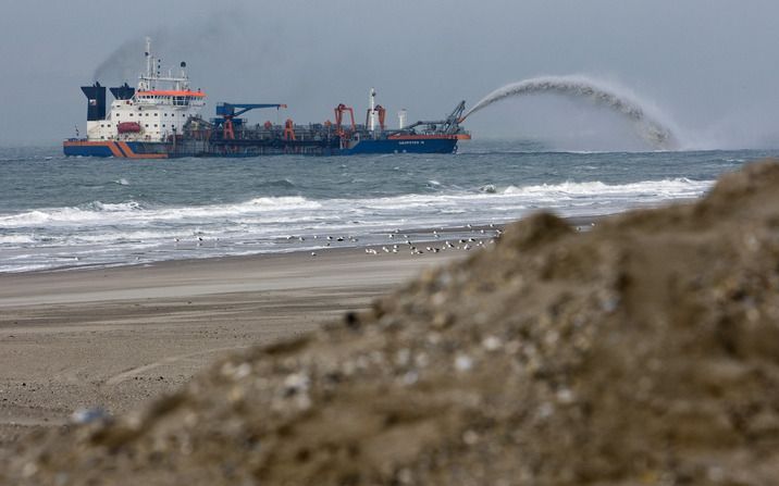 ROTTERDAM - De grote afstand tussen wonen en werken levert volgens de Kamer wervingsproblemen op voor bedrijven op de Tweede Maasvlakte. Foto ANP