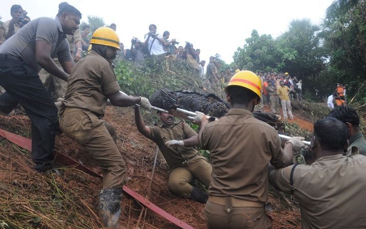 MUMBAI/MANGALORE – Zeker acht mensen hebben het vliegtuigongeval van zaterdag in India overleefd. Er waren 166 mensen aan boord van het toestel van Air India Express. Foto EPA