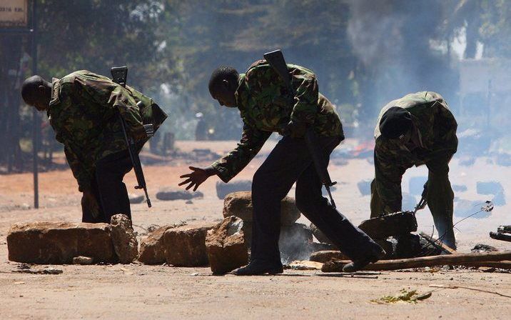 ADDIS ABEBA - De Keniaanse politie ruimt een blokkade op die door de Kuyuku's was aangelegd. Foto EPA