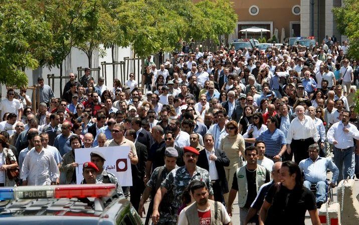 BEIROET - Journalisten en fotografen houden een protestmars. Zij eisen dat de tv-zender van al-Hariri weer in de lucht gaat zodat er eerlijk bericht zou kunnen worden over de ongeregeldheden in het land. Foto EPA