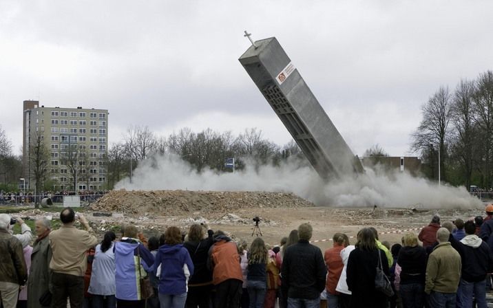 ASSEN - De klokkentoren van de Marturiakerk in Assen wordt opgeblazen, vrijdag 28 april 2006. Foto ANP