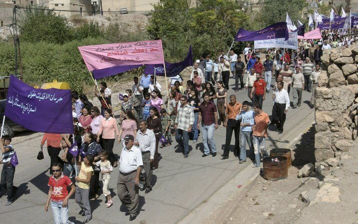 De Iraakse regering heeft duizend agenten naar de Noord-Iraakse stad Mosul gestuurd om de christenen te beschermen. Foto: Demonstratie van christenen op 28 september. Foto EPA