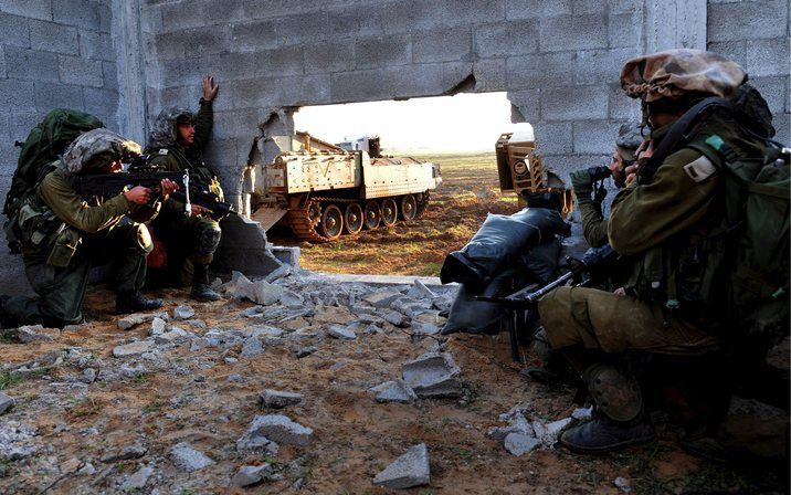 Israëlische bronnen zeggen dat Hamas een bloedbad in een school van de Verenigde Naties heeft uitgelokt. Bij een Israëlische beschieting van de school in Gaza zijn dinsdag tientallen doden gevallen. Foto EPA