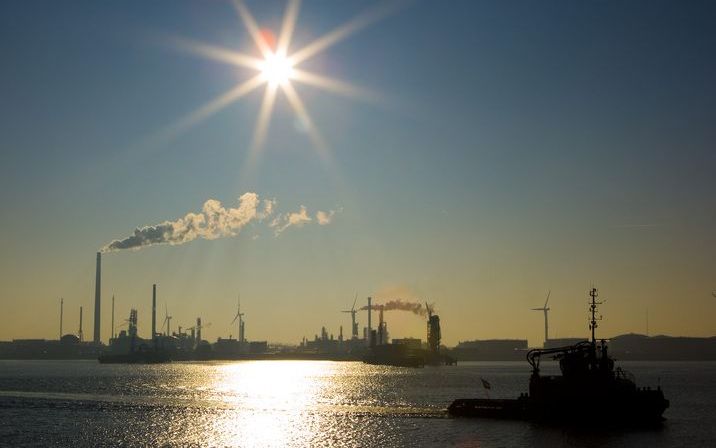 Het aantal schepen dat buiten de Rotterdamse haven voor langere periode voor anker gaat, is de afgelopen maanden explosief gestegen. Gemiddeld wachten circa negentig schepen op ankerplaatsen 15 kilometer buiten de kust op gunstiger marktprijzen of meer we