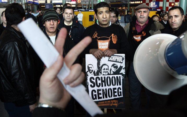 SCHIPHOL (ANP) – De schoonmakers van Schiphol verlengen hun staking met 24 uur. Dit betekent dat ze ook dinsdag staken, zei FNV-bestuurder Ron Meyer maandag. De werknemers hebben al maanden een conflict met hun bazen. Ze eisen meer respect, vaste contract