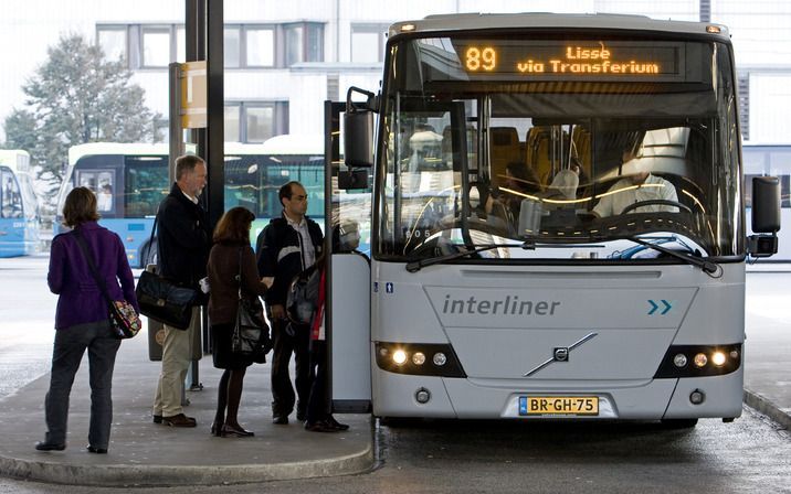 AMSTERDAM (ANP) – OV–bedrijven hebben in hun streven naar meer marktaandeel hun eigen winstgevendheid onder druk gezet door op nieuwe concessies in te schrijven op of onder de kostprijs, concluderen de onderzoekers. Door de teruglopende winsten is het ste