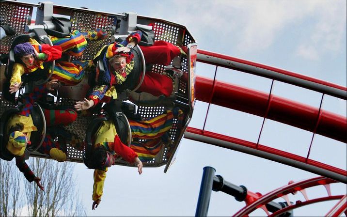 BLACKPOOL – In de Britse stad Blackpool zijn zeker dertig mensen gewond geraakt toen dinsdagavond twee wagentjes in een achtbaan op elkaar botsten. De gewonden kwamen op zes meter hoogte vast te zitten en moesten door de brandweer uit de houten attractie 