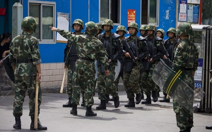 De Chinese politie is vrijdag massaal ingezet in de westelijke stad Urumqi om rellen te voorkomen. Foto EPA