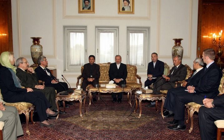 Gesprek over nucleaire zaken tussen de Iraanse minister van Buitenlandse Zaken Manouchehr Mottaki (midden) en diplomaten van Duitsland, Zwitserland, Frankrijk, Rusland, China en Groot-Brittannië, 9 september. Foto EPA