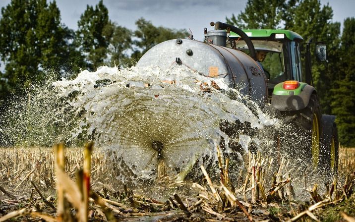 Boze boeren lozen hun melk op hun akkers. Foto ANP