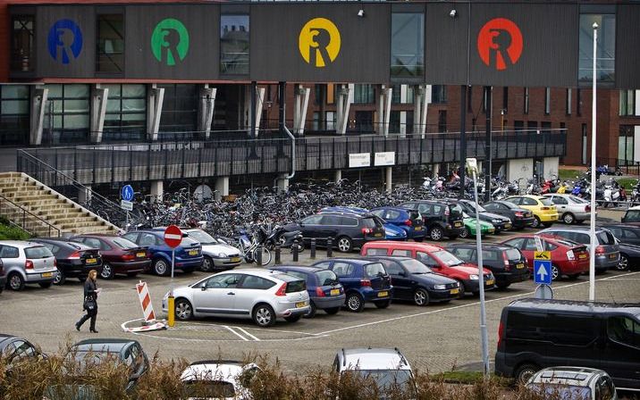 ZAANDAM - Een leerling loopt maandag langs het Regio College aan de Cypressehout in Zaandam. Op het terrein van de school vond maandagochtend een steekpartij plaats. Een 16-jarige scholier raakte lichtgewond. Foto ANP