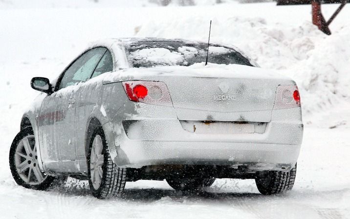 Een auto staat met winterbanden maar liefst 30 meter eerder stil dan een auto met zomerbanden. Foto Renault