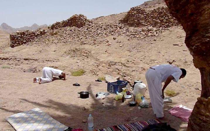 Mons en Abdul buigen zich diep ter aarde. Ze bidden hardop. “Allah”, die naam komt vaak terug. Foto RD.