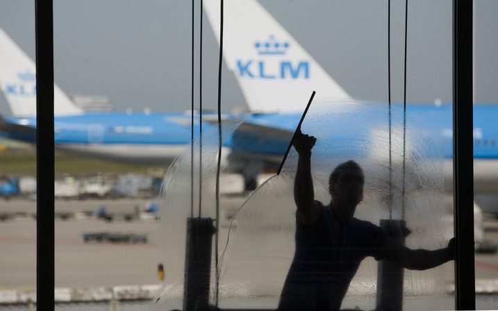 Schoonmakers van de avondploeg op Schiphol hebben dinsdag spontaan het werk neergelegd. Foto ANP