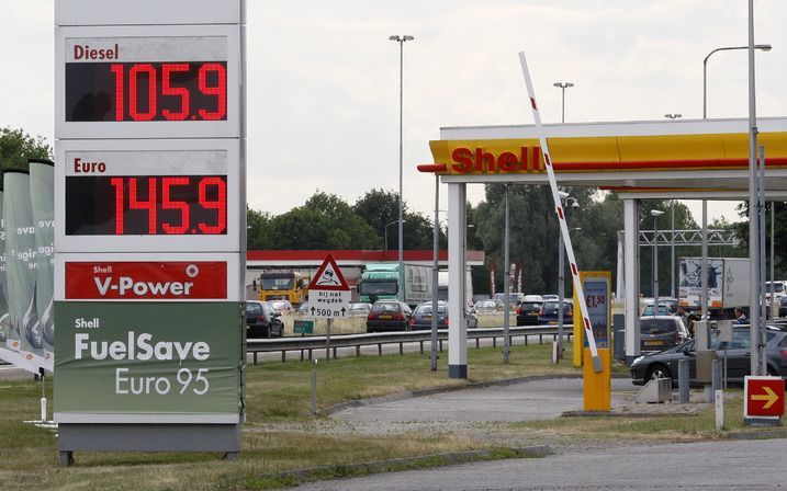 EINDHOVEN - De benzineprijzen stijgen. Op de foto de prijzen van afgelopen vrijdag aan een pomp in Tilburg. Foto ANP