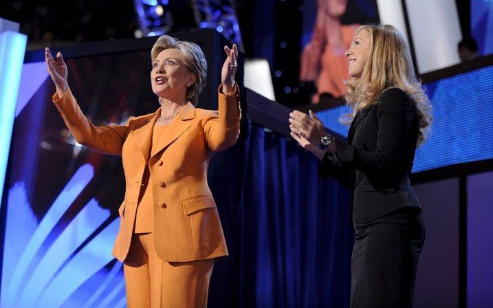 DENVER - Hillary Clinton gisteren met haar dochter Chelsea (r.) tijdens de Nationale Conventie van de Democraten in Denver. Foto EPA.